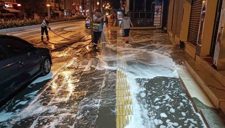 Bozüyük’te ana cadde kaldırımları köpüklü yıkama ile temizleniyor