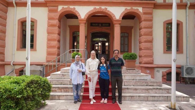 Dereceye giren sporculara bisiklet hediye etti