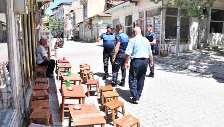 Emet Belediye zabıtasından kaldırım işgaline yönelik denetim