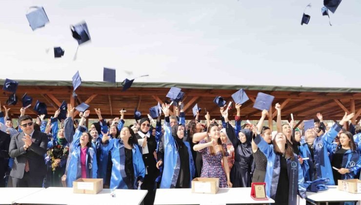 Emet’te mezuniyet sevinci