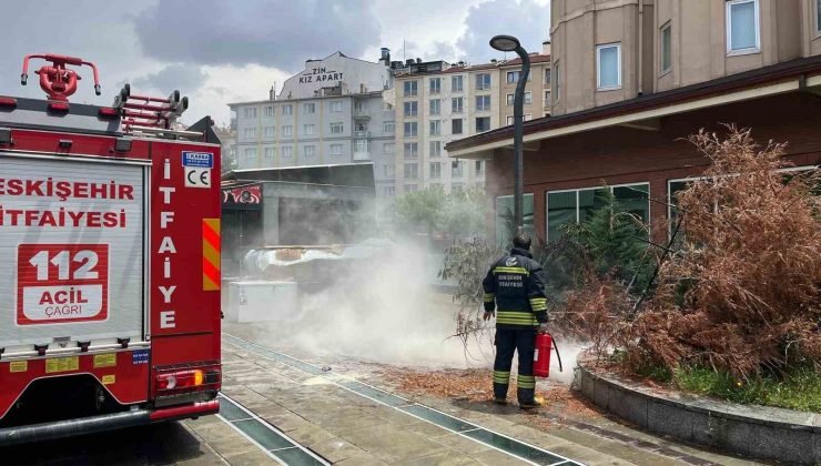 Eskişehir’de sokak lambasından kaynaklı yangın paniğe neden oldu