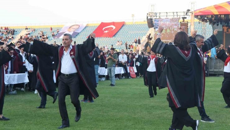 ESTÜ öğretim üyelerinin zeybek oyunu büyük beğeni topladı