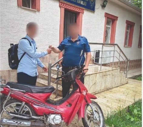 Geçen yıl çalınan motosiklet polis tarafından sahibine teslim edildi