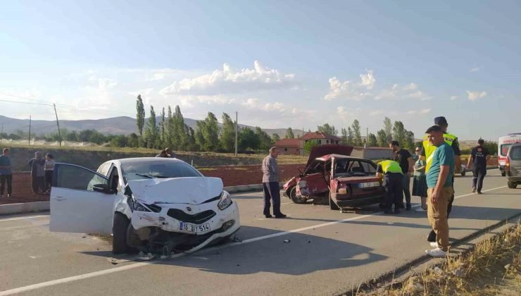 İki otomobilin çarpıştığı kazada 1 kişi öldü, 7 kişi yaralandı