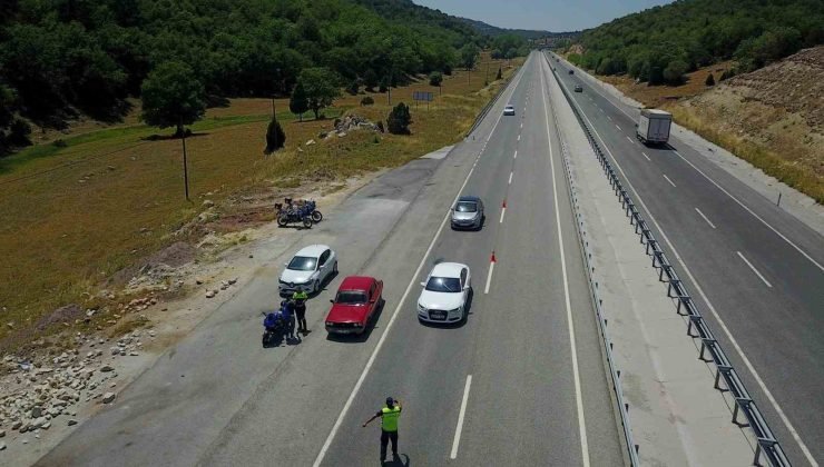 Jandarma ekipleri dönüş yolundaki sürücüleri bilgilendiriyor