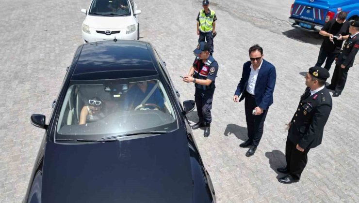 Kaymakam trafik denetimine katılıp, sürücüleri uyardı