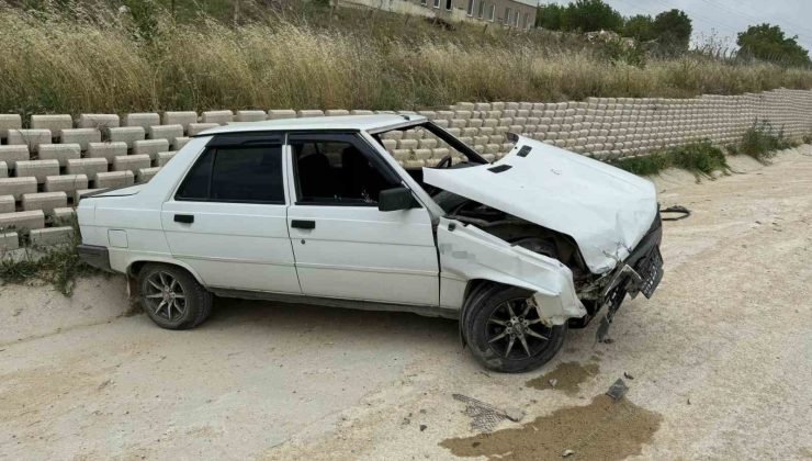 Kontrolde çıkan aracın istinat duvarına çarpması sonucu 1 kişi yaralandı