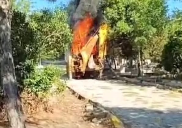 Mezarlıkta kepçe yangını