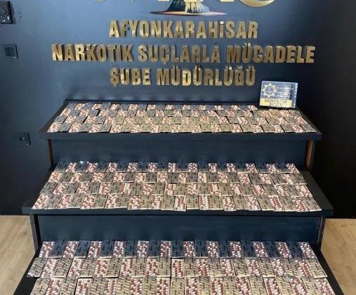 Polis döşemenin altında zehir tacirinin hapları zulaladığı depoya ulaştı