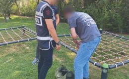 Polis ekipleri parklardaki şüpheli şahıslara kimlik sorgusu yaptı