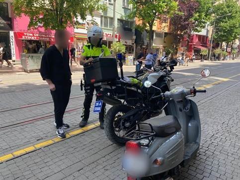 Polis trafiğe kapalı bölgelerde denetimlerini sürdürüyor