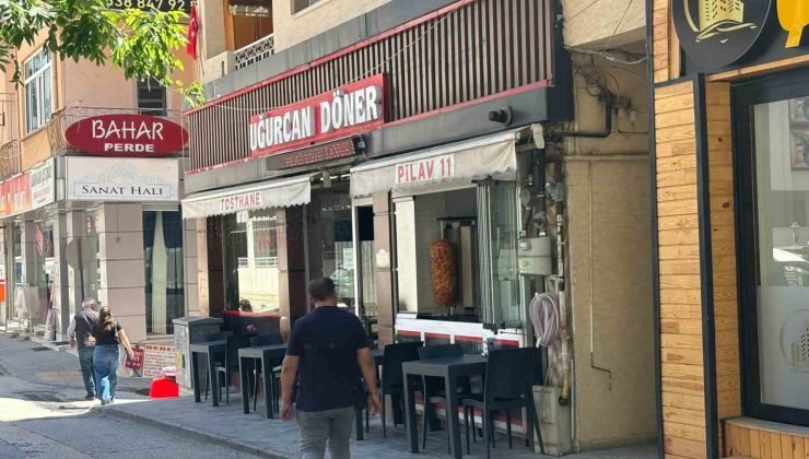 Seyir halinde kaldırımdaki demir reklam panosu aracının üzerine düştü