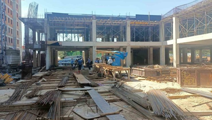 Sınav saatinde bir inşaatta 100 işçi aynı ayda çalışırken, zabıtaya güçlük çıkardılar