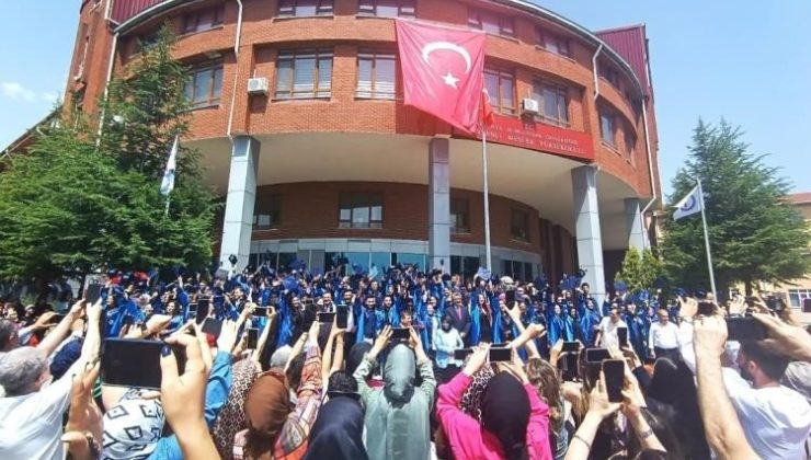 Tavşanlı’da üniversite öğrencilerinin mezuniyet coşkusu