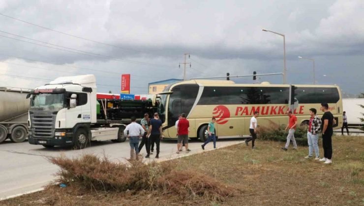 Tırla yolcu otobüsün çarpıştığı kaza ucuz atlatıldı