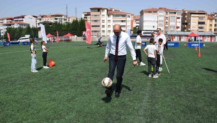 Topun başına geçti, çocuklarla çocuk oldu