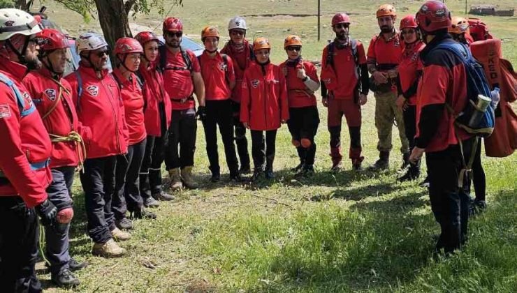 Türkiye Dağcılık Federasyonu’nda sedye taşıma ve emniyet noktası kurulumu eğitimi verildi