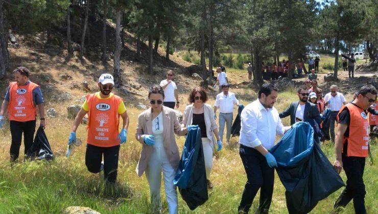Uşak’ta Karaağaç Göledinde temizlik etkinliği yapıldı