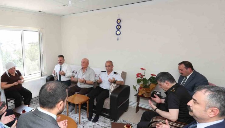 Vali Aksoy şehidin baba ocağına ziyarette bulundu