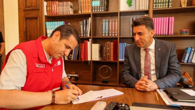 Vali Aygöl kurban bağışını Kızılay’a yaptı