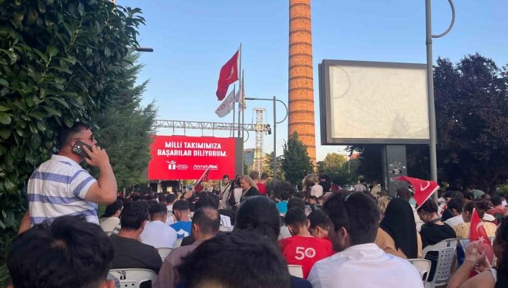 Vatandaşlar Türkiye – Portekiz maçını dev ekrandan takip etti