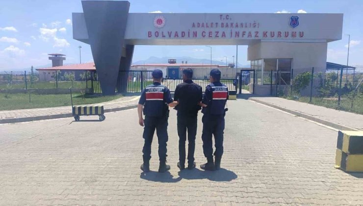2 ayrı suçtan hapis cezasıyla aranan şahsı jandarma köyde yakaladı