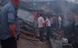 2 katlı ahşap ev yanarak kullanılamaz hale geldi