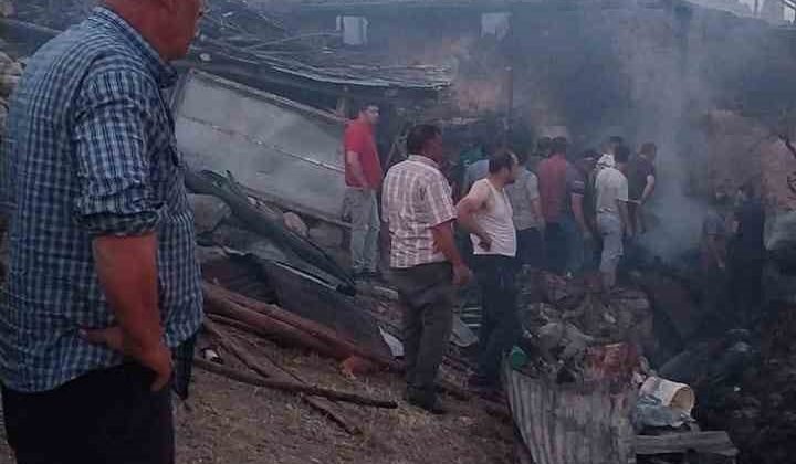 2 katlı ahşap ev yanarak kullanılamaz hale geldi