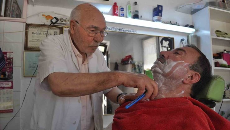 82 yaşında hala ilk günkü hevesle berberlik mesleğini sürdürüyor