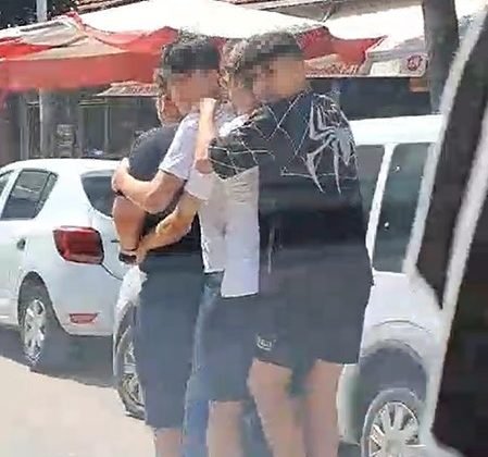 Aynı scootera binen 4 genç hem kendilerini hem trafiği tehlikeye attı