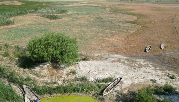 Bir zamanlar kayıkların ilerlediği gölde şimdi motorlu taşıtlar ilerliyor