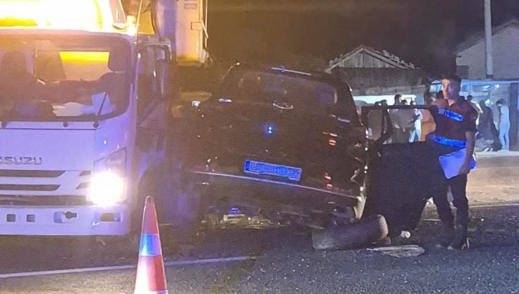 Bozüyük’te otomobil kamyona çarptı; 3 kişi yaralandı
