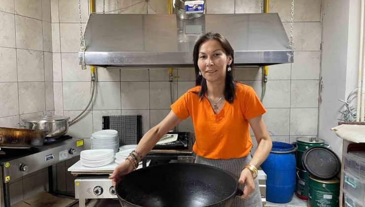 Çibörek ustası atalarından kalan 150 yıllık kazanı mutfağından ayırmıyor