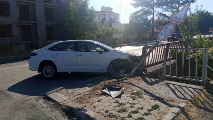 Direksiyon hakimiyetini kaybeden sürücü köprü bariyerine çarparak durabildi