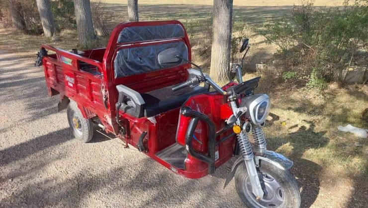 Elektrikli motosikletin devrildiği kazada 4 kişi yaralandı
