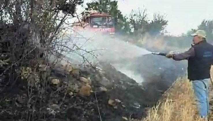 Emet’te elektrik direğine düşen yıldırım anız yangınına neden oldu