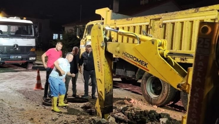 Gediz Belediyesi ekiplerinden gece mesaisi