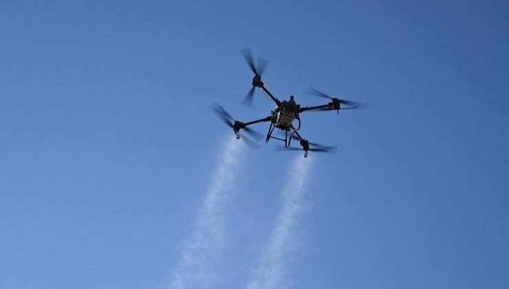 Gurbetçilerin üzerine drondan gül suyu serptiler