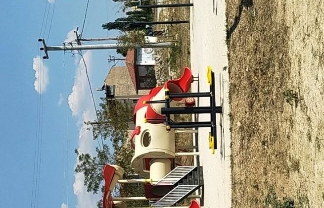 Hisarcık’ta çocuk oyun parklarının beton ve toprak zemini tehlike saçıyor