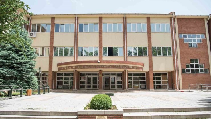 İİBF köklü akademik tecrübesiyle başarılı mezunlar yetiştiriyor