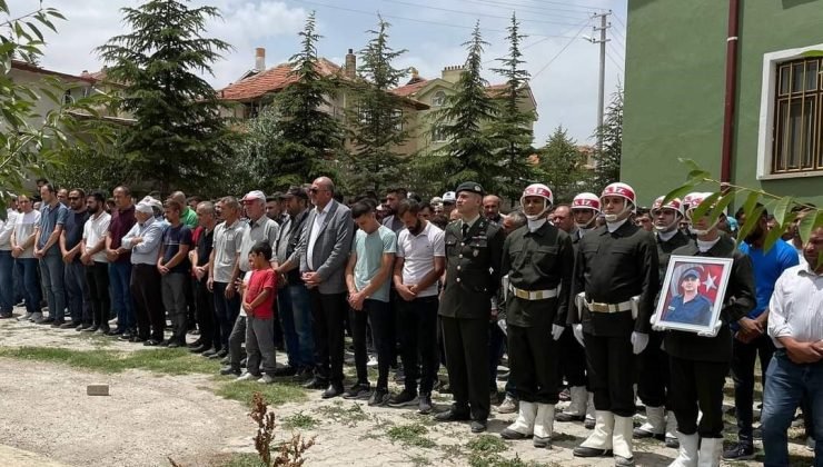 Kalp krizi geçiren sözleşmeli er askeri törenle toprağa verildi