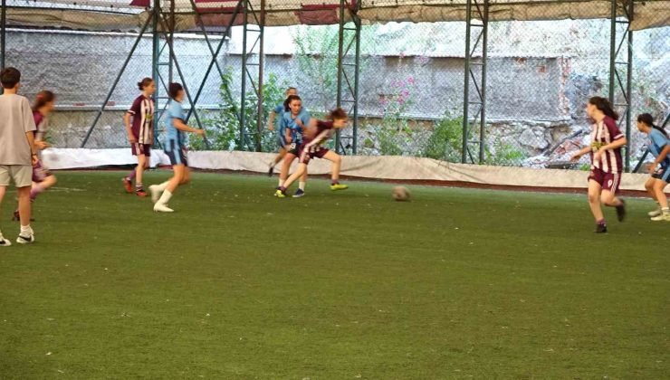 Kız futbol takımları antrenman amaçlı futbol müsabakası yaptı