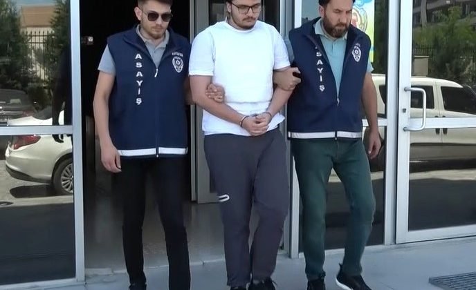 Kütahya’da annesini ve üvey babasını öldüren zanlı tutuklandı