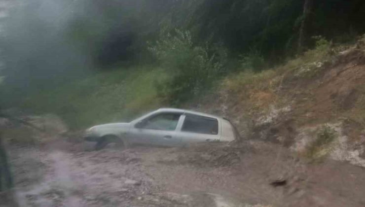 Kütahya’da otomobil sele kapıldı, o anlar kameraya yansıdı