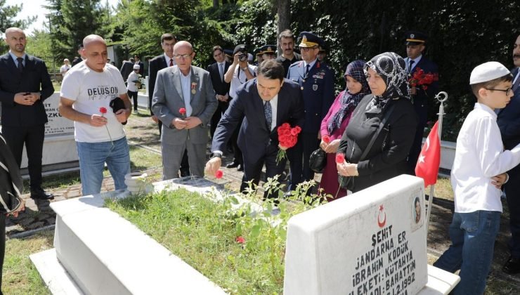 Kütahya’da şehitler kabirleri başında dualarla anıldı