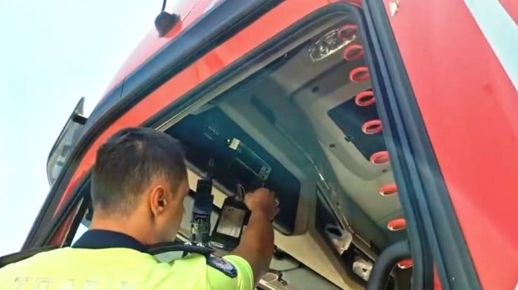 Kütahya’da yabancı plakalı tırda takoğrafa bağlı kumanda sistemi tespit edildi