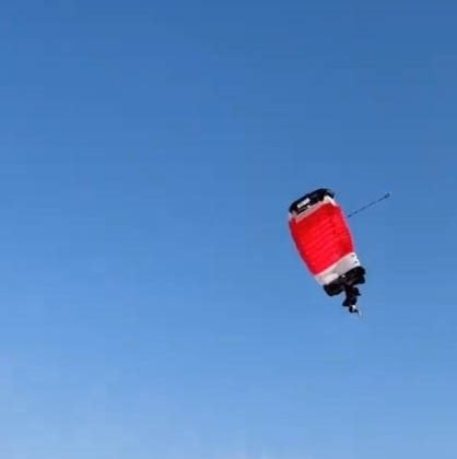 Paraşütçünün sert iniş yaptığı anlar cep telefonu ile kaydedildi