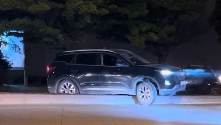 Refüjün üzerinden karşıya geçmeye çalıştı aracı asılı kaldı