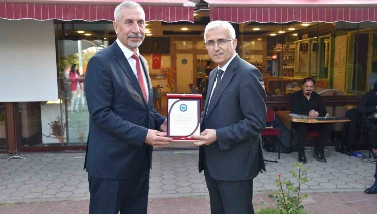 Rektör Çolak’tan, emekliye ayrılan İdari ve Mali İşler Daire Başkanı Necmettin Başkut’a plaket