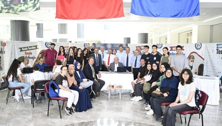 Rektör Savaş, Uşak Üniversitesi Tercih Günlerinde aday öğrencilerle buluştu